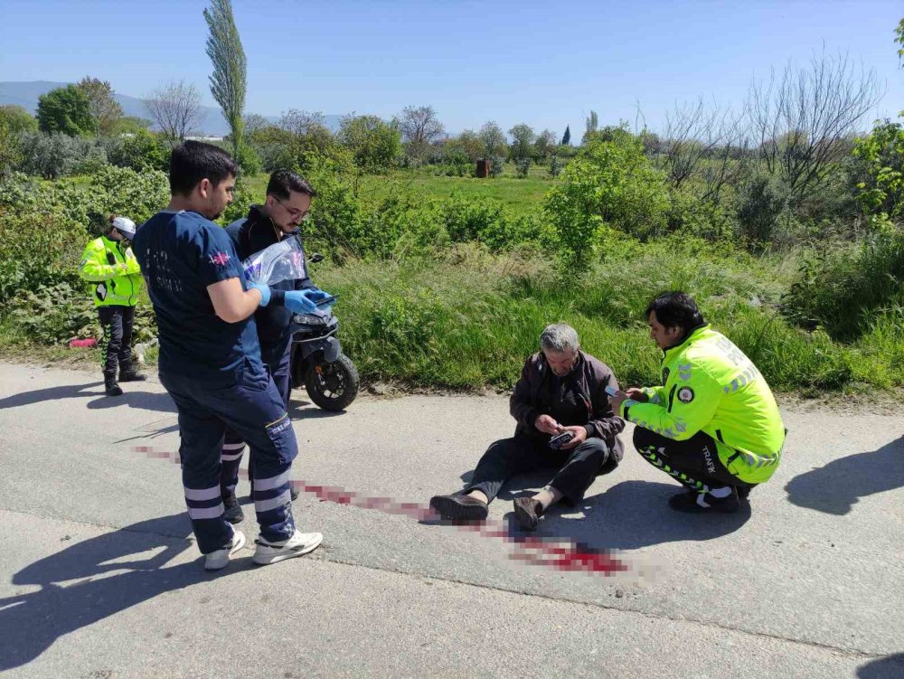 Kamyonetle Çarpışan Motosikletteki Çift Yaralandı