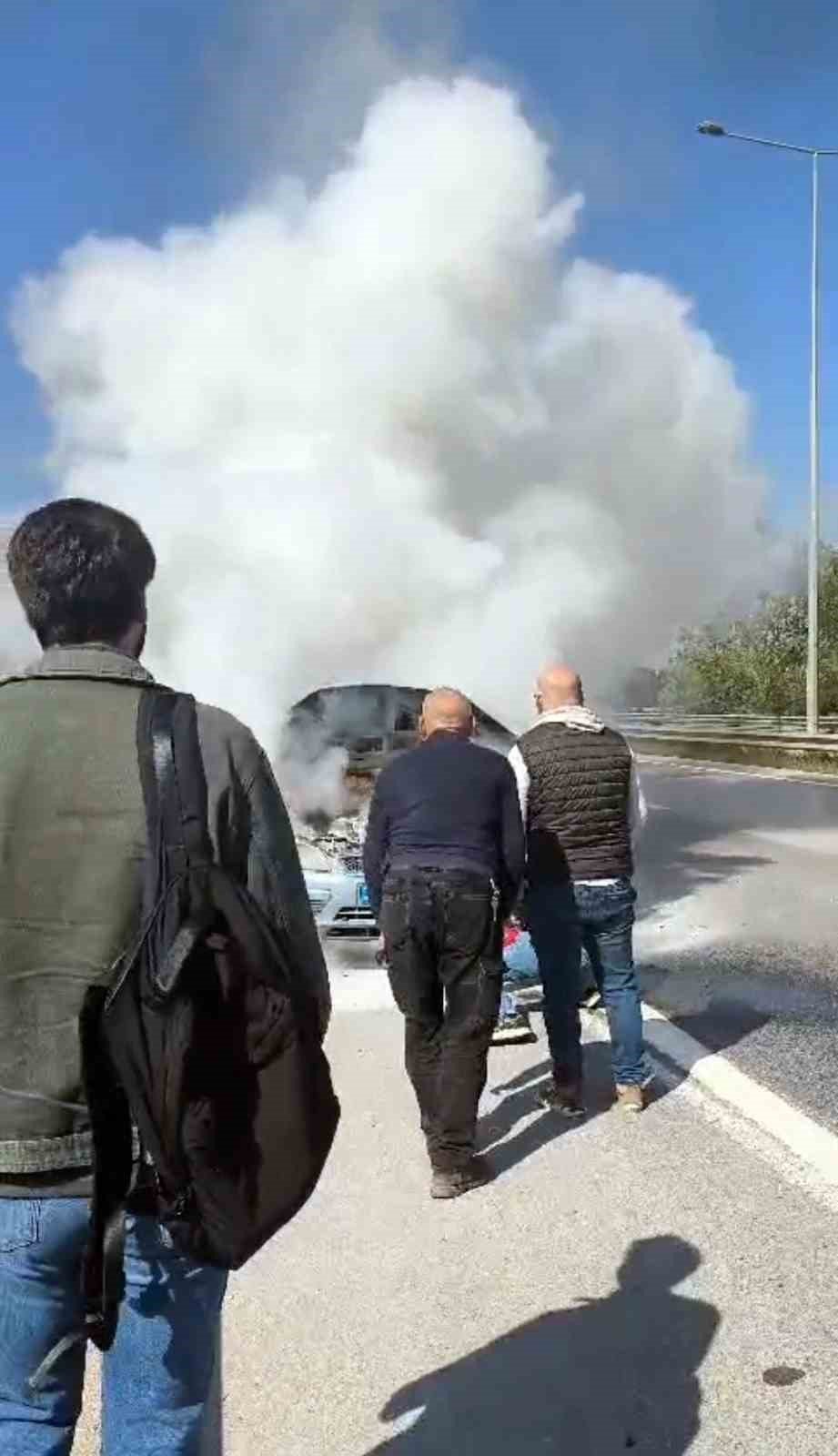 Yanan Otomobilini Çaresizce İzledi