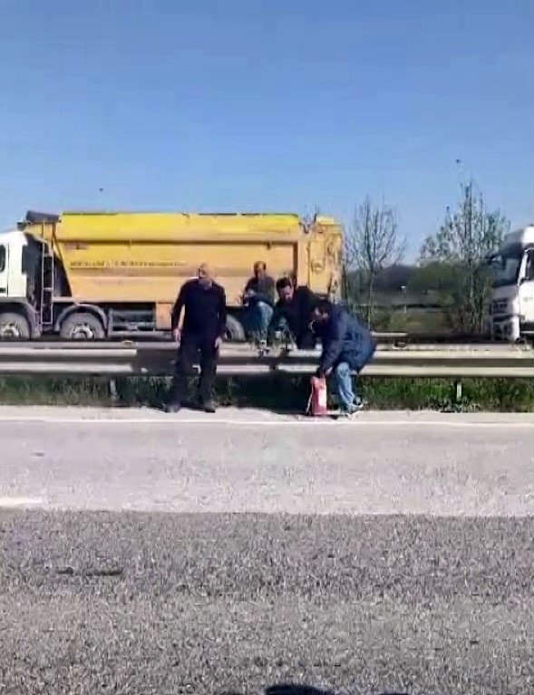 Yanan Otomobilini Çaresizce İzledi