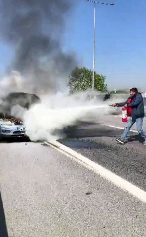 Yanan Otomobilini Çaresizce İzledi