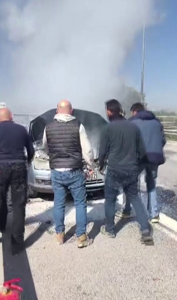 Yanan Otomobilini Çaresizce İzledi