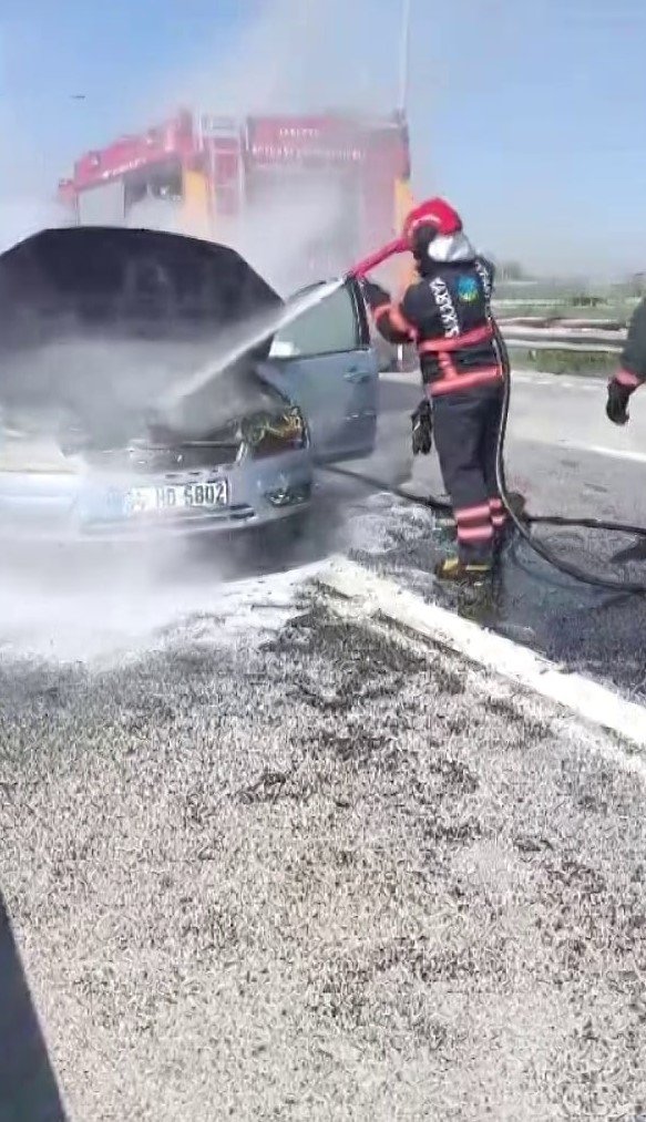 Yanan Otomobilini Çaresizce İzledi