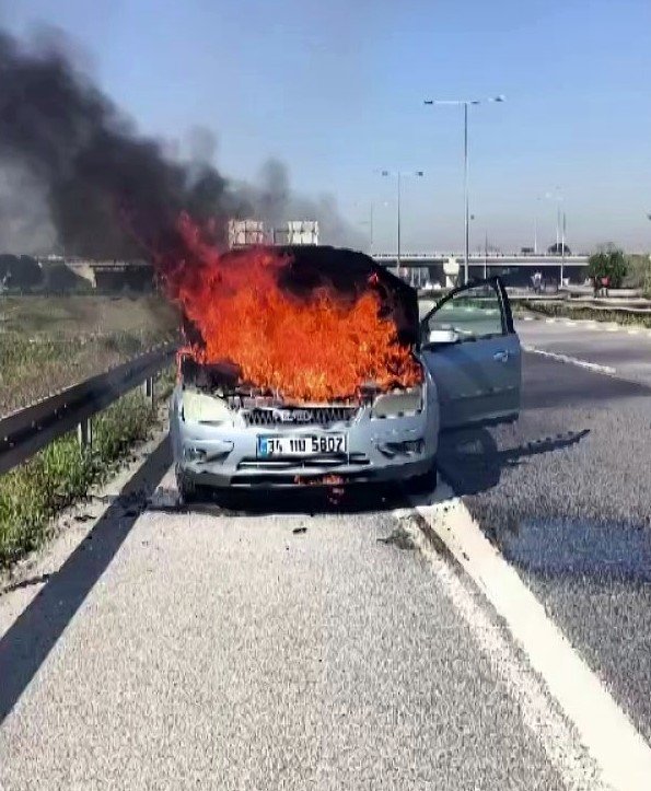 Yanan Otomobilini Çaresizce İzledi