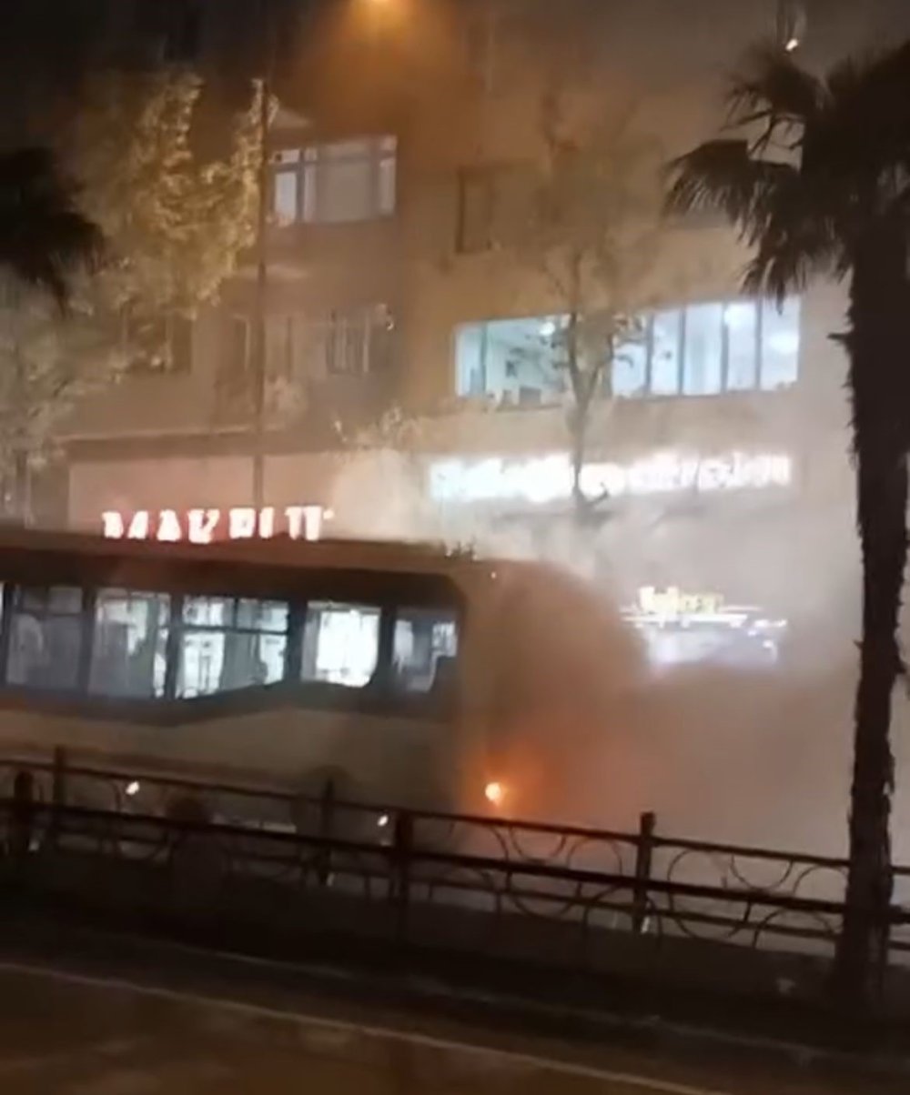 Belediye Otobüsü Arıza Yaptı, Çevreyi Duman Sardı