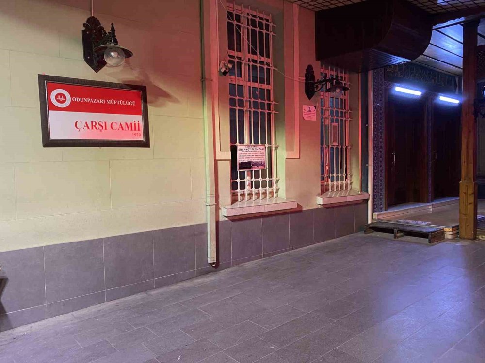 Camide Uyuyan Adam İçeride Mahsur Kaldı