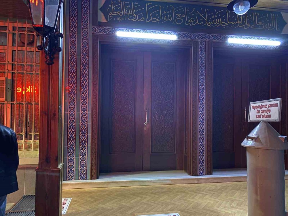 Camide Uyuyan Adam İçeride Mahsur Kaldı