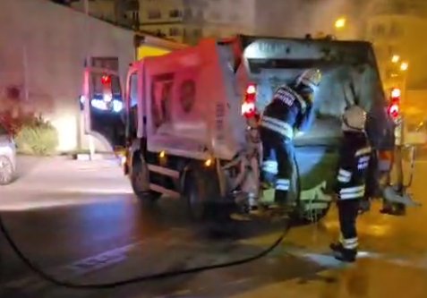 Çöp Kamyonunun Arkasında Çıkan Yangın Söndürüldü