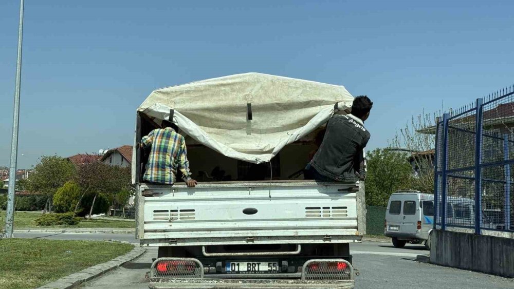 Kamyonet Kasasında Çocukların Tehlikeli Yolculuğu