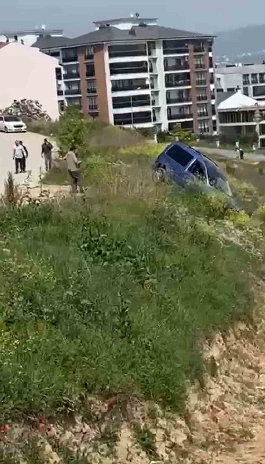 Araç Şarampole Uçtu
