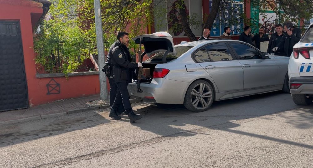 Bagajından Otomatik Silah Çıkan Araca 24 Bin 854 Bin Tl Ceza