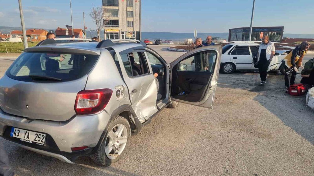 İki Otomobil Çarpıştı: 7 Yaralı