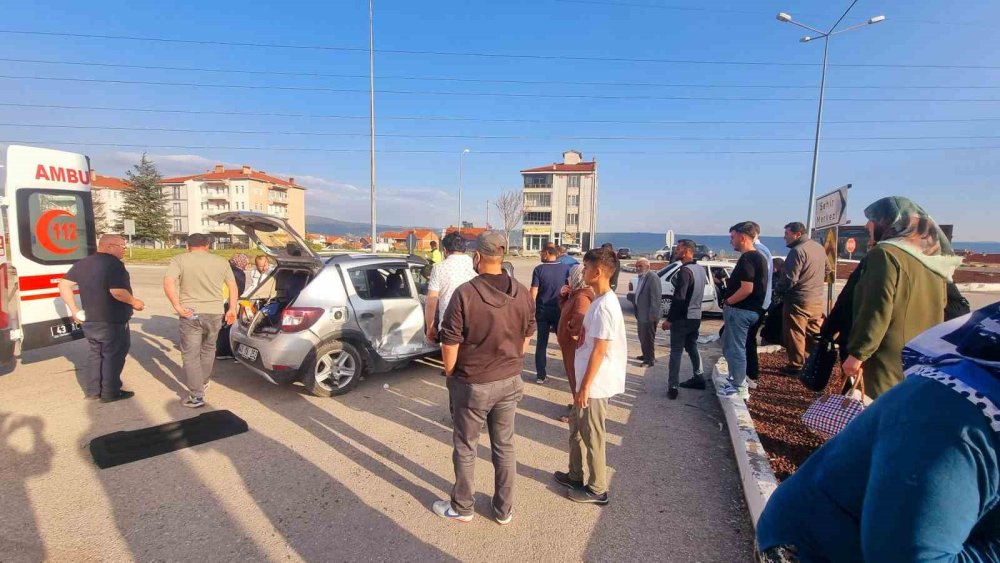 İki Otomobil Çarpıştı: 7 Yaralı