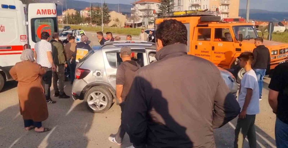 İki Otomobil Çarpıştı: 7 Yaralı