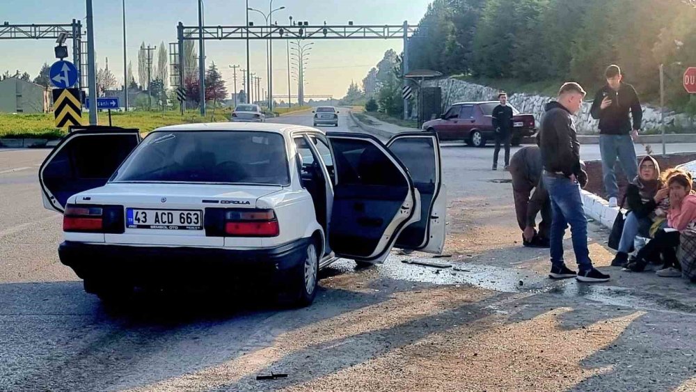 İki Otomobil Çarpıştı: 7 Yaralı