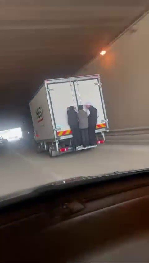 Kamyonetin Arkasında Tehlikeli Yolculuk