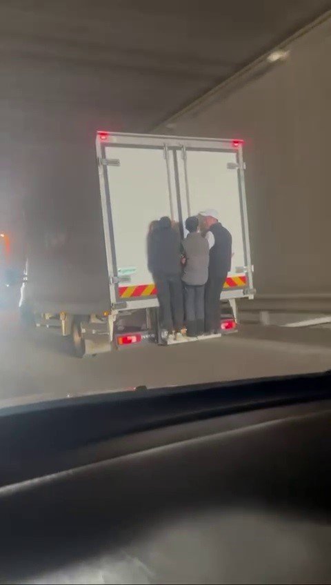 Kamyonetin Arkasında Tehlikeli Yolculuk