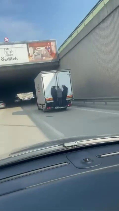 Kamyonetin Arkasında Tehlikeli Yolculuk
