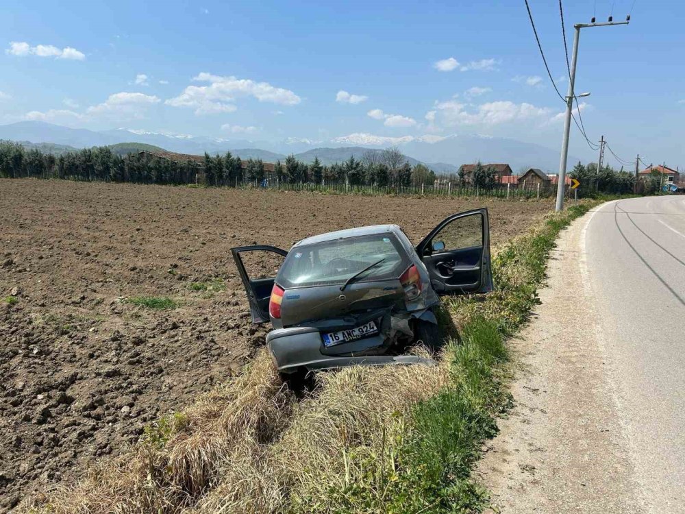 Otomobil Tarlaya Uçtu: 1 Yaralı