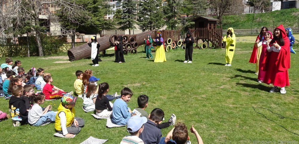Öğrenciler Kendi Yaptıkları Kostümlerle Çocukları Eğlendirdi