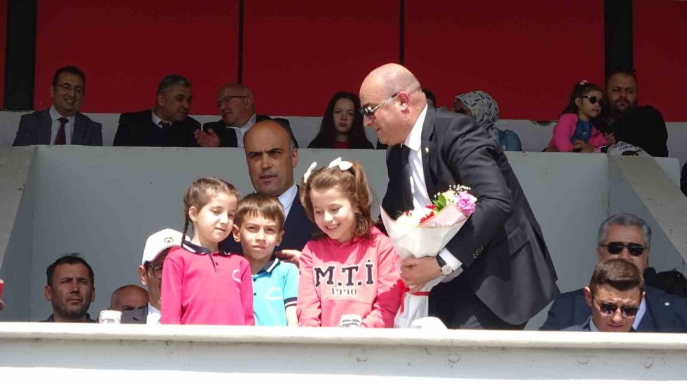 Çocuklar Gösterilerde Dayanamayıp Sahneye Çıktı