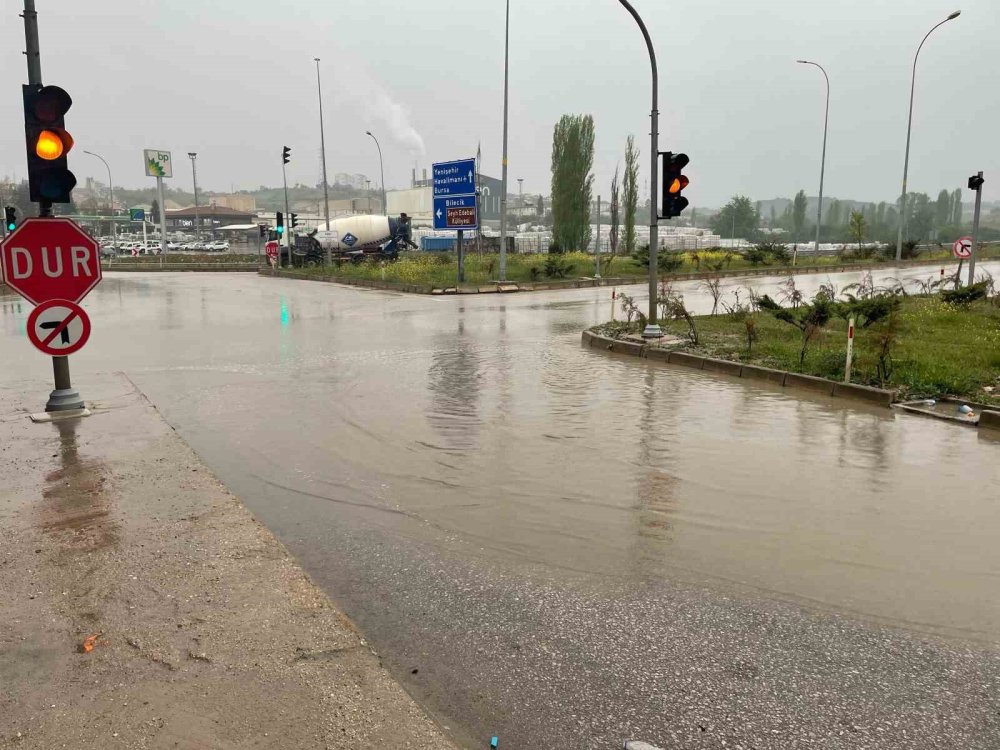 Aniden Bastıran Yağmur Hastane Kavşağında Zor Anlar Yaşattı