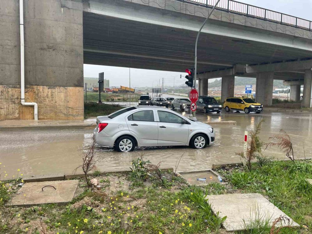 Aniden Bastıran Yağmur Hastane Kavşağında Zor Anlar Yaşattı