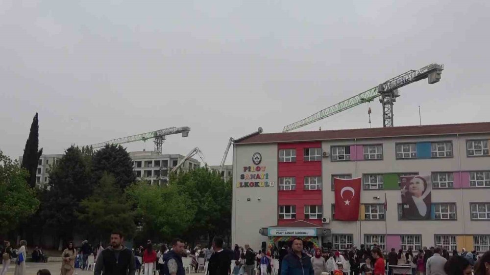 Toz, Toprak Ve Vinçlerin Arasında 2 Yıldır Zorlukla Devam Eden Eğitim