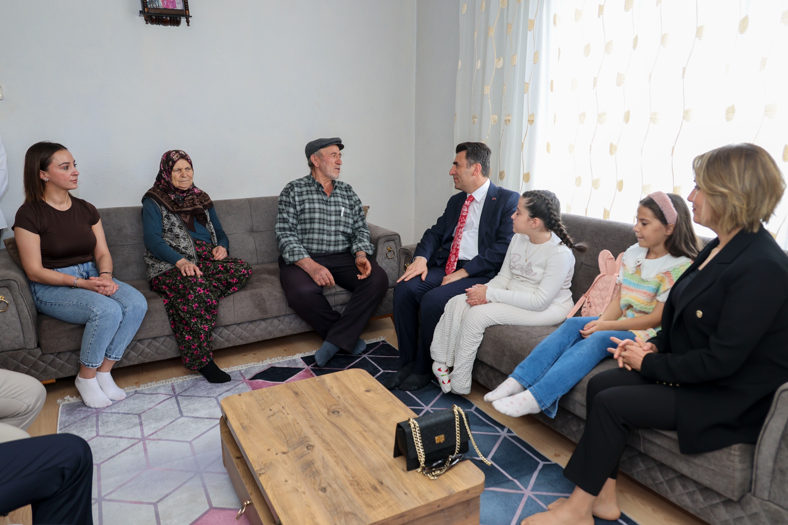 vali-aygolden-anlamli-ziyaret.jpg