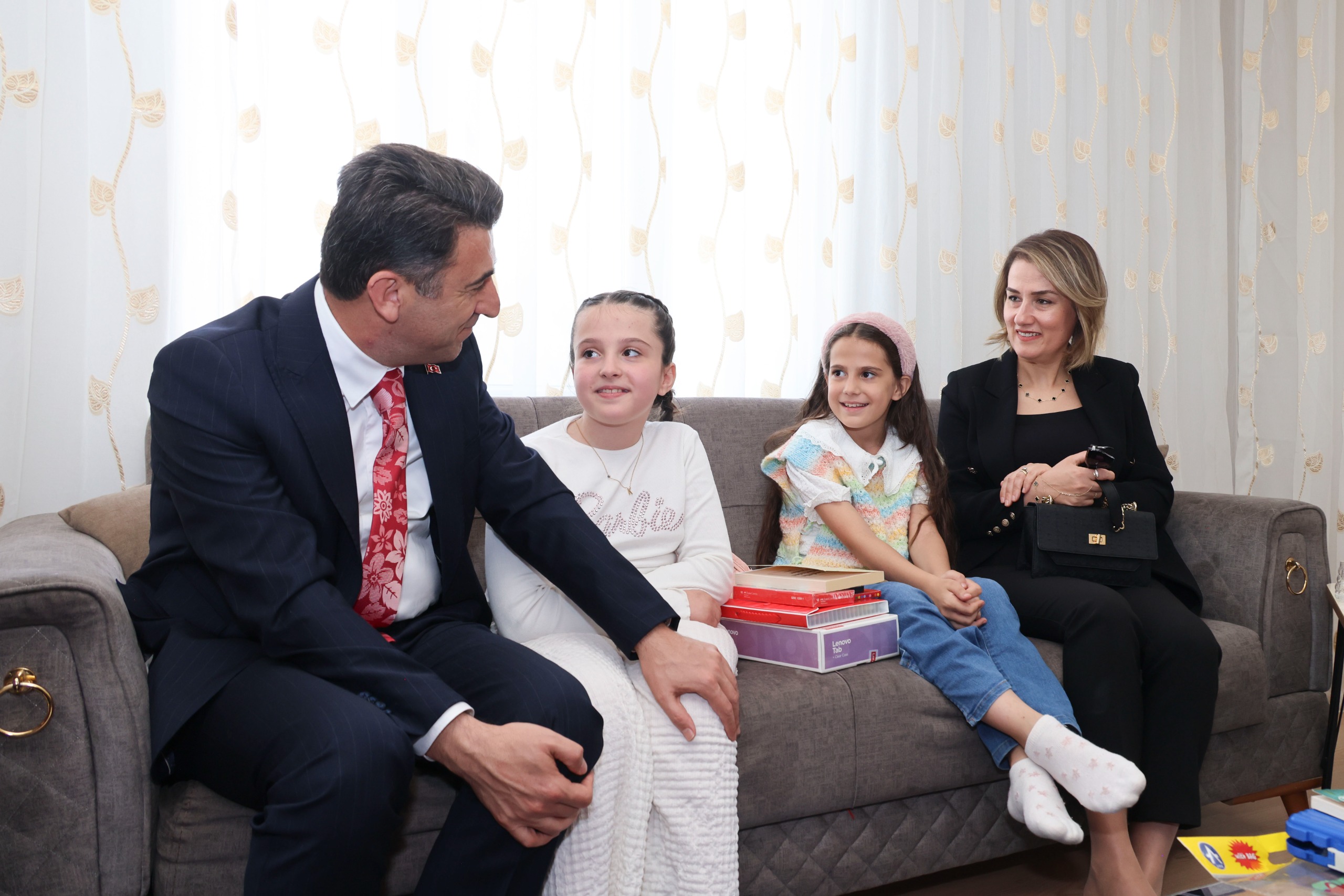vali-aygolden-anlamli-ziyaret2.jpg