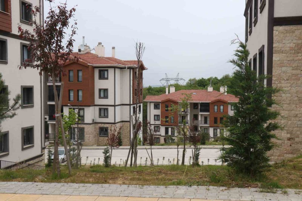 Deprem Öncesinde Telefonuna Gelen Uyarı İle Dışarı Çıkıp O Anları Kayıt Altına Aldı