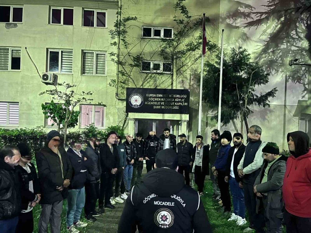 Göçmen Kaçakçılığı Operasyonu: 2 Şüpheli, 21 Kaçak Göçmen Yakalandı