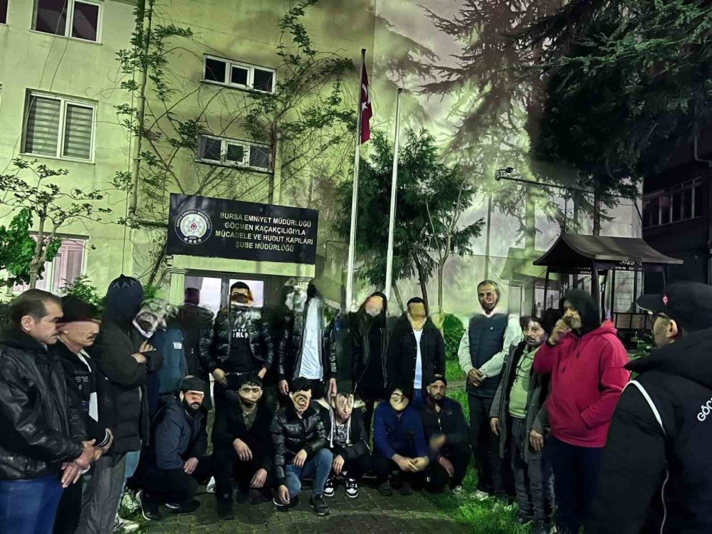 Göçmen Kaçakçılığı Operasyonu: 2 Şüpheli, 21 Kaçak Göçmen Yakalandı