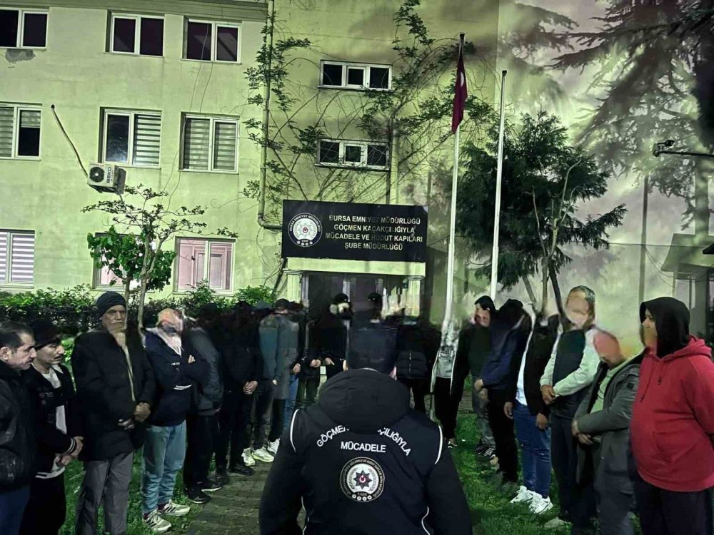 Göçmen Kaçakçılığı Operasyonu: 2 Şüpheli, 21 Kaçak Göçmen Yakalandı
