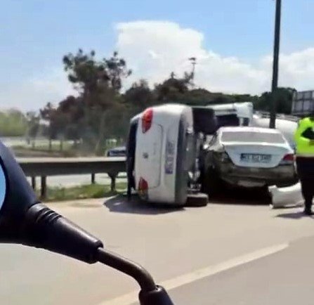 Kazada çarpıştığı diğer otomobil ile bariyer arasına sıkıştı