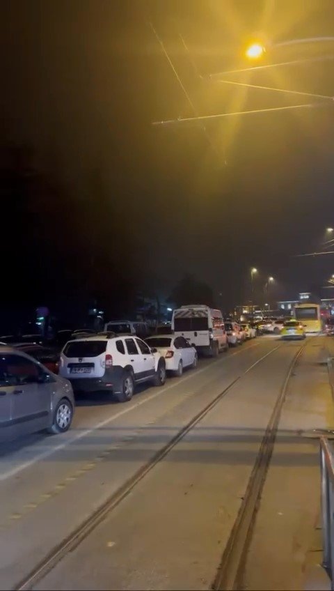 Yolun Ortasında Otomobili Görenler Şaştı Kaldı