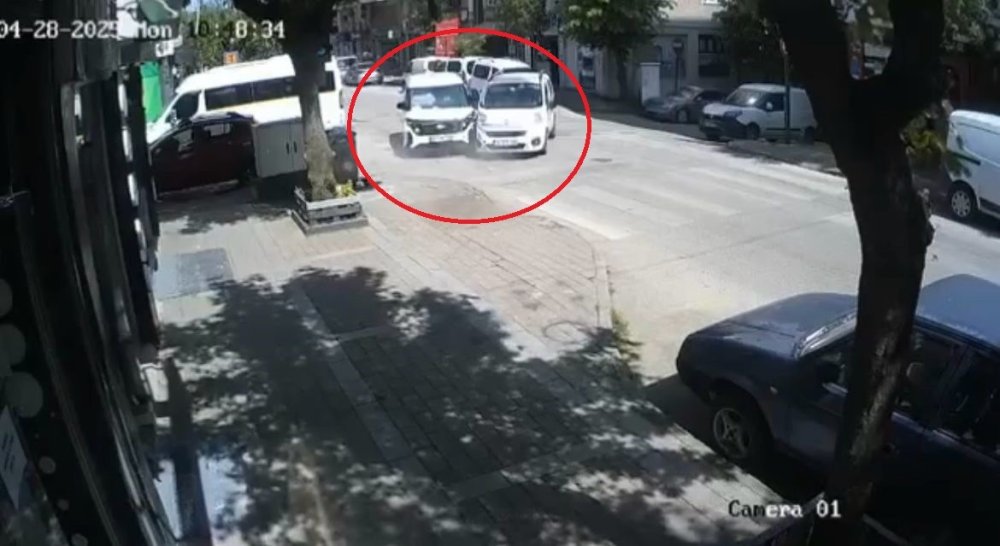 Ana Yola Dikkatsiz Çıkan Araç Kazaya Sebep Oldu