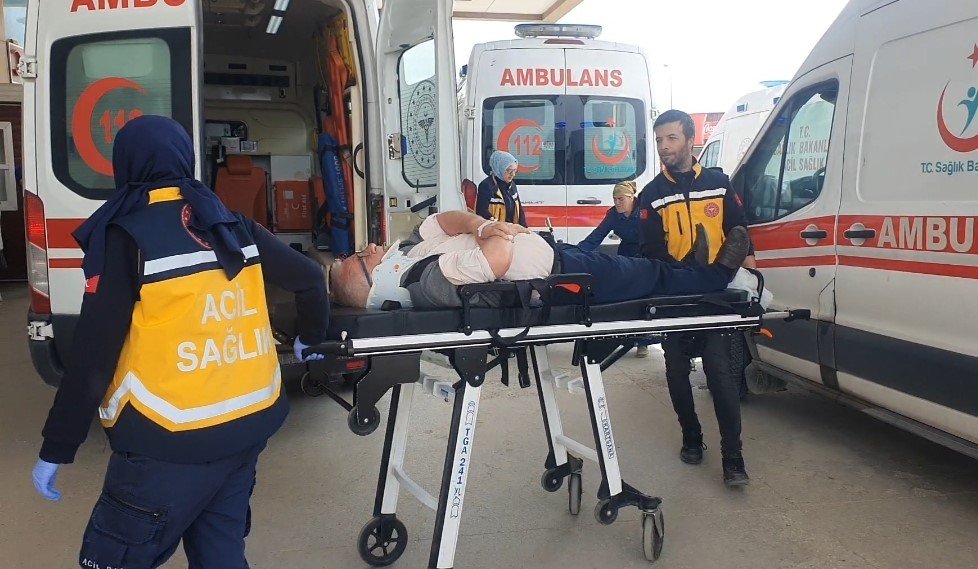 Kamyonet İle Otomobil Çarpıştı: 3 Yaralı