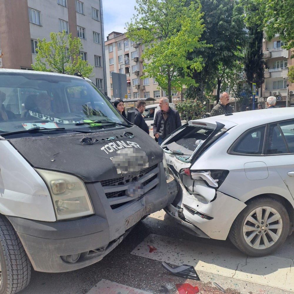 Kamyonet İle Otomobil Çarpıştı: 3 Yaralı