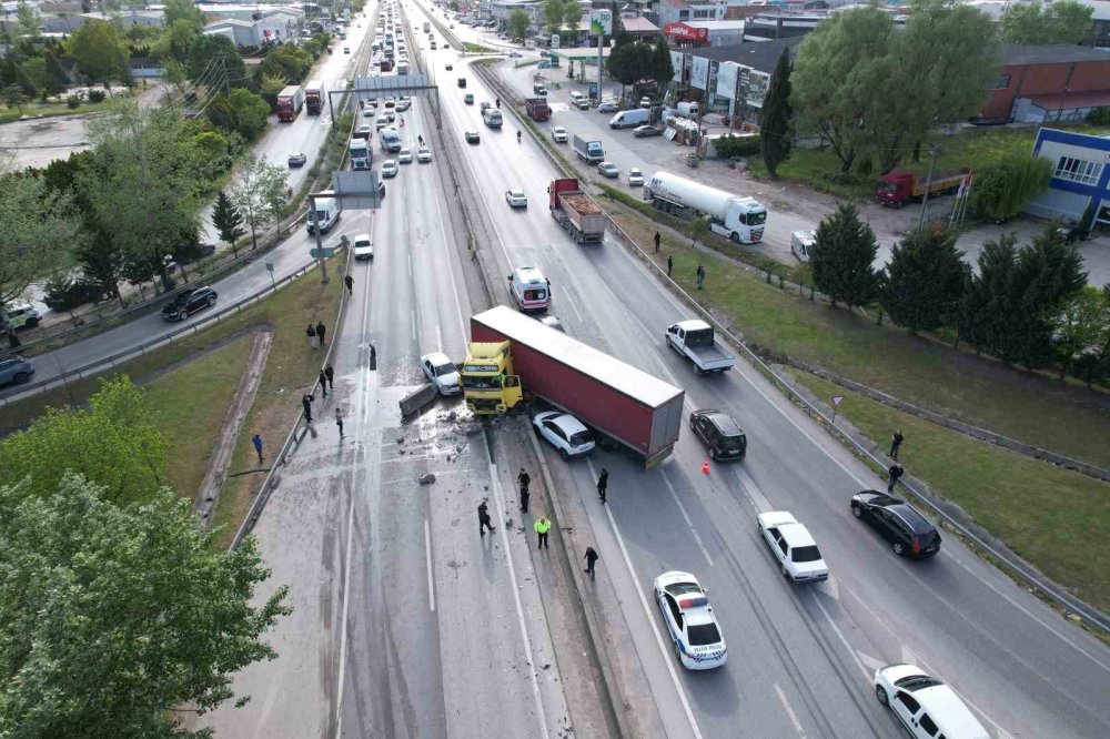 Kontrolden Çıkan Tır Karşı Şeride Geçti