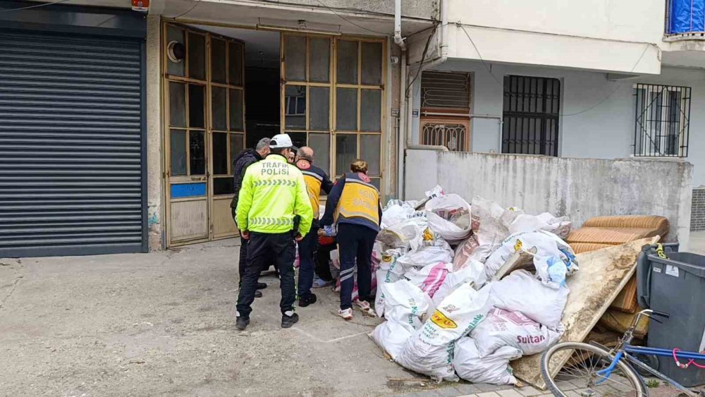 1. Kattan Düşen Çocuğu Moloz Dolu Çuvallar Korudu