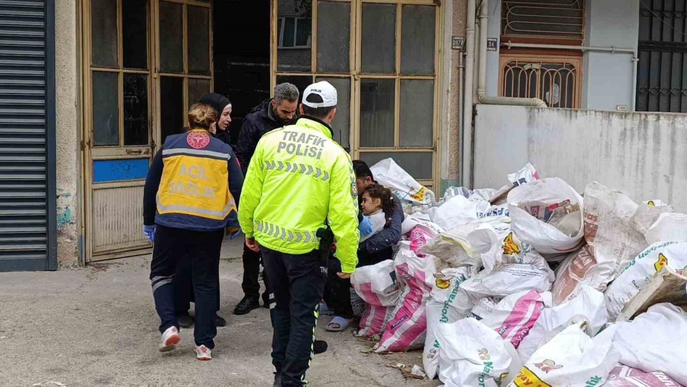 1. Kattan Düşen Çocuğu Moloz Dolu Çuvallar Korudu