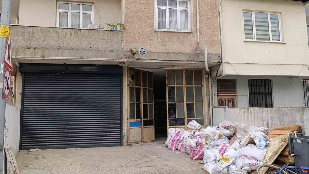 1. Kattan Düşen Çocuğu Moloz Dolu Çuvallar Korudu