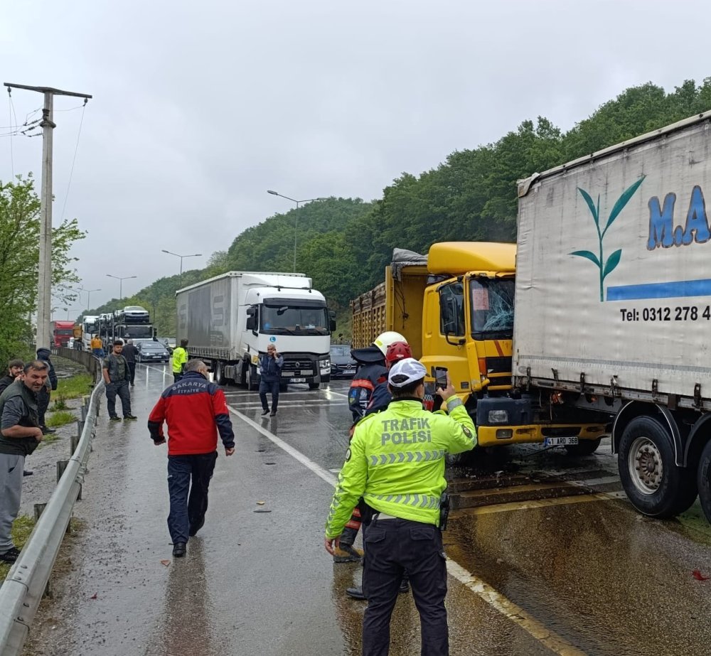 2 Tır Ve 2 Otomobilin Karıştığı Zincirleme Kazada 1 kişi Yralandı