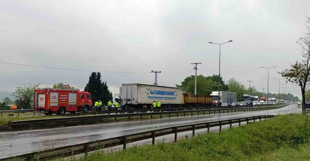 2 Tır Ve 2 Otomobilin Karıştığı Zincirleme Kazada 1 kişi Yralandı
