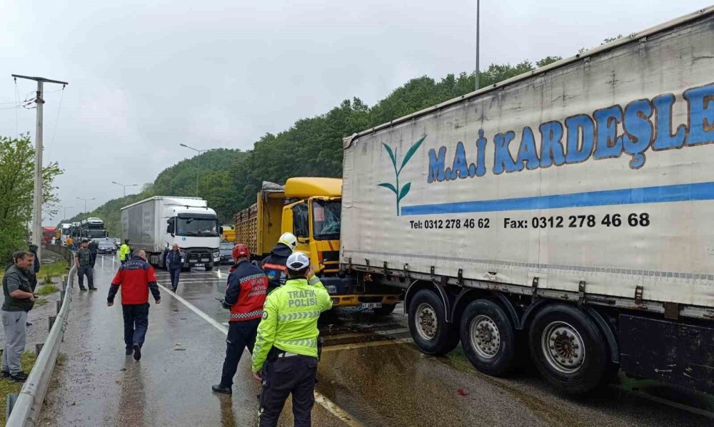 2 Tır Ve 2 Otomobilin Karıştığı Zincirleme Kazada 1 kişi Yralandı