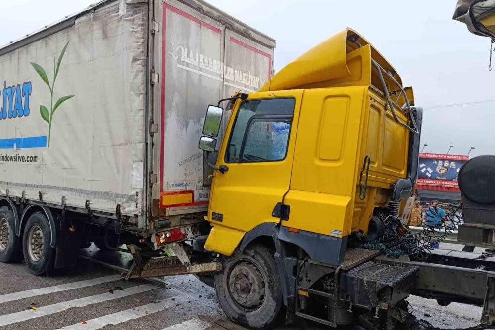 2 Tır Ve 2 Otomobilin Karıştığı Zincirleme Kazada 1 kişi Yralandı