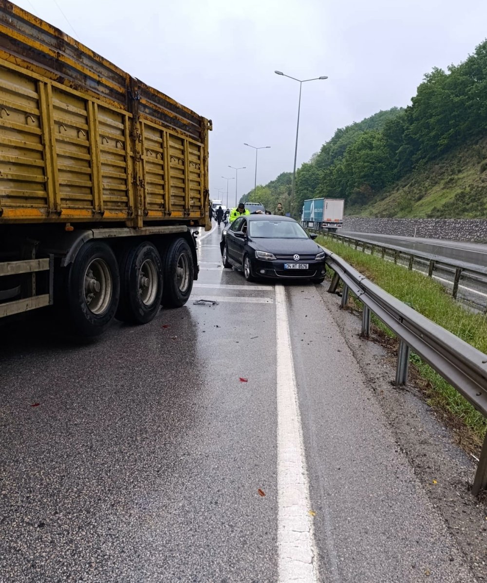 2 Tır Ve 2 Otomobilin Karıştığı Zincirleme Kazada 1 kişi Yralandı