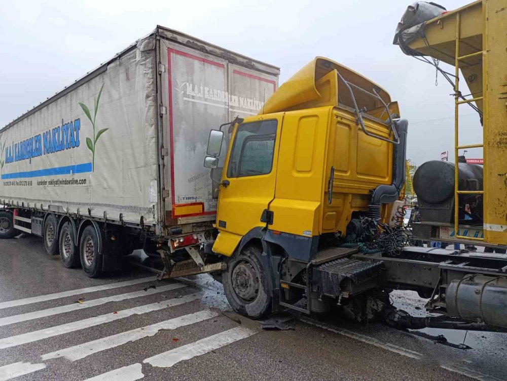 2 Tır Ve 2 Otomobilin Karıştığı Zincirleme Kazada 1 kişi Yralandı