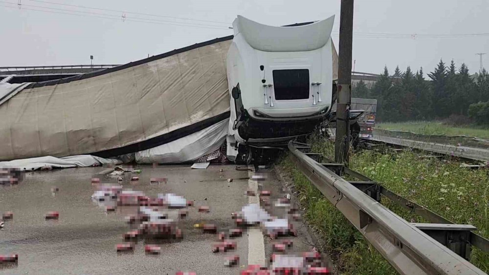 Alkol Yüklü Tır Devrildi
