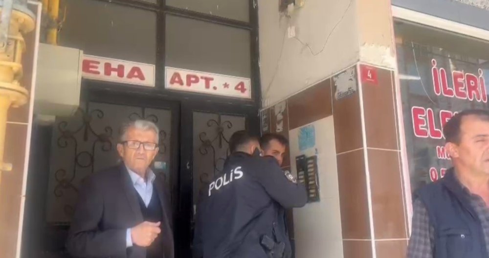 Aracın Motoruna Giren Yavru Kediyi Polis Kurtardı